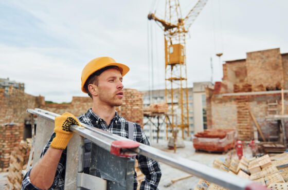 Ce angajați are o firmă de construcții și ce face fiecare